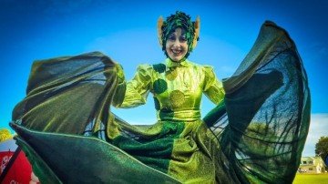 1 green lady stiltwalker wow